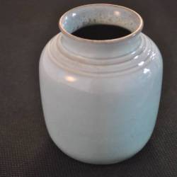 Vaasje, turquoise/lichtblauw, geglazuurd, 9 cm (gemerkt ??))