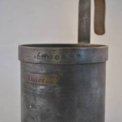 Tinnen maatbeker 1 liter,11,5 cm, ( 1949)