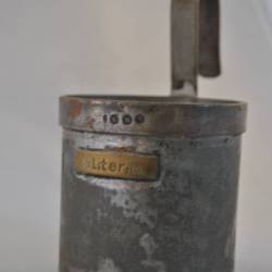 Tinnen maatbeker 1/2 liter, 9 cm, ( 1953 Xenario))