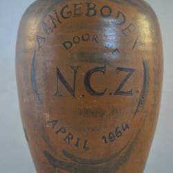 Vaas, aardewerk, aangeboden door N.C.Z. april 1964
